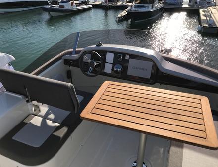 Motorisé par deux moteurs Yanmar de 250 chevaux chacun, le Trawler 34 devrait atteindre les 24 noeuds en pointe, selon le chantier. Nautisme Article
