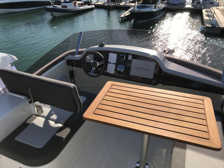 Motorisé par deux moteurs Yanmar de 250 chevaux chacun, le Trawler 34 devrait atteindre les 24 noeuds en pointe, selon le chantier. Nautisme Article
