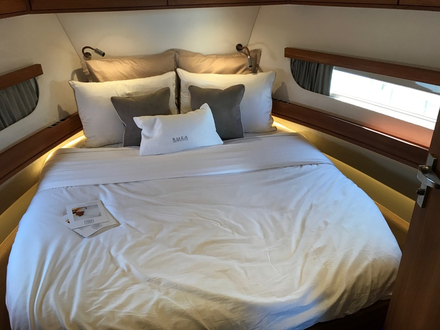 Le Trawler 34 est prévu avec deux cabines dont celle du propriétaire placée à l'avant dans l'étrave tulipée du bateau incluant un lit double. Nautisme Article