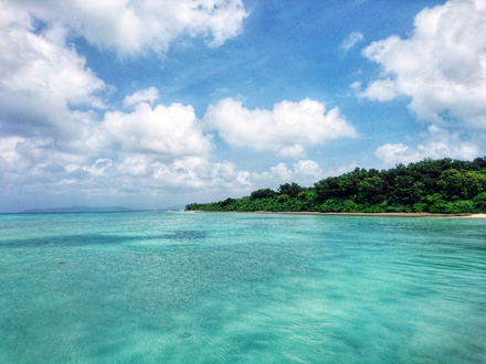 La région d'Okinawa est connue pour son climat tropical et ses grandes plages de sable blanc et d'eau turquoise. La région d'Okinawa est connue pour son climat tropical et ses grandes plages de sable blanc et d'eau turquoise.