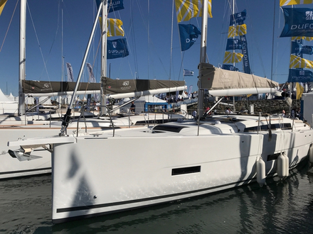 Les aménagements extérieurs et intérieurs du 430 GL reprennent les caractéristiques à succès du chantier, à savoir de l'espace à bord et un mobilier solide et fonctionnel.