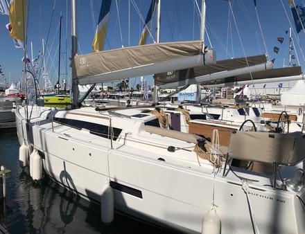 Le Dufour 430 est proposé en deux versions d'aménagement et trois finitions de boiseries. Nautisme Article