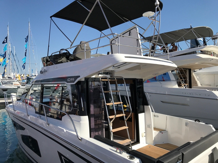 Sur le fly, on retrouve un poste de pilotage et des zones de détente, sans oublier un bimini en option. Sur le fly, on retrouve un poste de pilotage et des zones de détente, sans oublier un bimini en option.