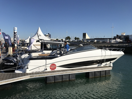 Profil sportif et esprit yankee pour le nouveau Flyer 10 exposé à flot au Grand Pavois.