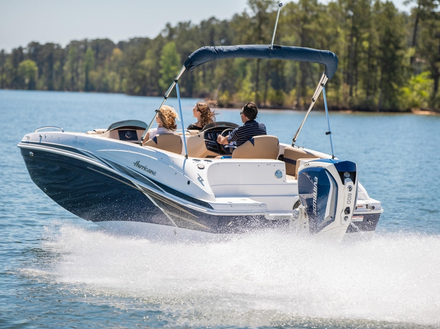 Avec ces nouveautés E-TEC, Evinrude se renforce sur le marché des puissances moyennes. 