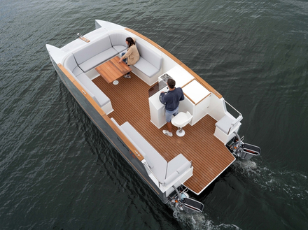 La carène s'inspire de celle des catamarans de course, avec des coques fines à la flottaison (moins de 60 cm) ce qui donne un minimum de trainée d'eau. La carène s'inspire de celle des catamarans de course, avec des coques fines à la flottaison (moins de 60 cm) ce qui donne un minimum de trainée d'eau.