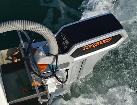 La vitesse de croisière est de 6 noeuds avec une autonomie de 6 à 8 heures. Il peut atteindre les 12 noeuds, mais dans ce cas l'autonomie est réduite à 2 heures. Nautisme Article
