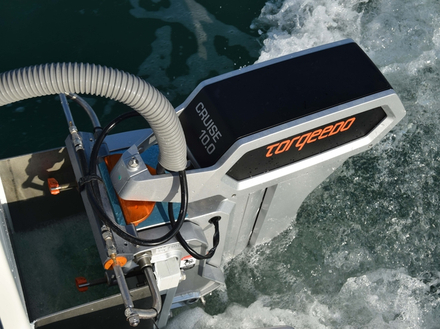 La vitesse de croisière est de 6 noeuds avec une autonomie de 6 à 8 heures. Il peut atteindre les 12 noeuds, mais dans ce cas l'autonomie est réduite à 2 heures. La vitesse de croisière est de 6 noeuds avec une autonomie de 6 à 8 heures. Il peut atteindre les 12 noeuds, mais dans ce cas l'autonomie est réduite à 2 heures.