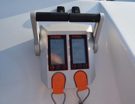 Au poste de pilotage, on trouve une console avec les instruments qui permettent de connaître la vitesse du bateau et toutes les données des moteurs. Nautisme Article