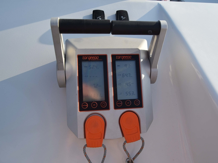 Au poste de pilotage, on trouve une console avec les instruments qui permettent de connaître la vitesse du bateau et toutes les données des moteurs. Au poste de pilotage, on trouve une console avec les instruments qui permettent de connaître la vitesse du bateau et toutes les données des moteurs.