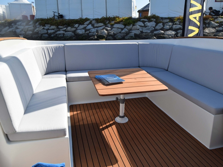 Ce bateau est conçu pour un programme en navigation côtière (maritime, fluviale ou intérieure) en privilégiant la sécurité et l'autonomie au détriment de la vitesse. Ce bateau est conçu pour un programme en navigation côtière (maritime, fluviale ou intérieure) en privilégiant la sécurité et l'autonomie au détriment de la vitesse.