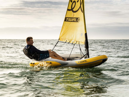 Le Tiwal 2 reprend les codes couleur de son aîné avec 40 cm de moins. Les échelles de rappel tubulaires ont été remplacées par des ailes gonflables, en faisant le « toy » idéal au mouillage. 