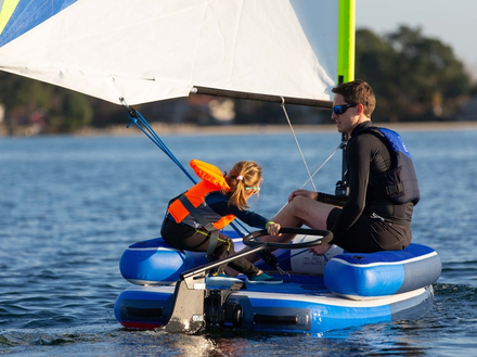 Le 5S s'assemble en 20 minutes, tient en deux sacs (10 et 30 kg), rentre dans une Twingo avec les deux personnes, qui formeront son équipage une fois sur l'eau. Nautisme Article