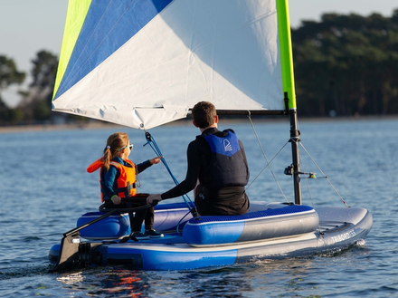 Le 5S se veut simple et didactique : sa grand-voile s'enroule pour passer de 5.7 à 3m² et tient sans trembler les 16 noeuds de vent pour lequel il est homologué. Nautisme Article