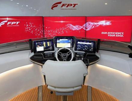 La console Red Horizon permet de contrôler aussi bien la navigation que les paramètres des moteurs et des transmissions Nautisme Article