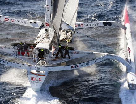 C'est un équipage réduit, comme à l'accoutumée, qui rejoindra Francis et le maxi trimaran IDEC SPORT à Maurice en novembre. Nautisme Article