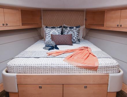 Des tissus de créateur à couture double enveloppent une grande cabine propriétaire à l'avant. Il y a une énorme salle de bain avec douche, un grand placard et un lit queen size à l'arrière. Nautisme Article