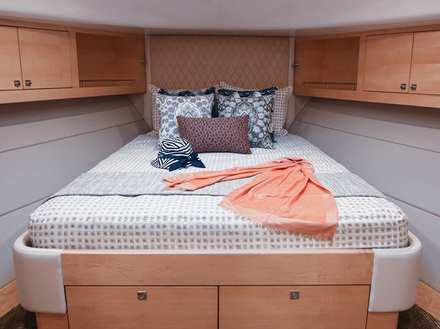 Des tissus de créateur à couture double enveloppent une grande cabine propriétaire à l'avant. Il y a une énorme salle de bain avec douche, un grand placard et un lit queen size à l'arrière. Nautisme Article