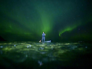 Des fjords, une eau glacée et la beauté des aurores boréales : le surf version polaire