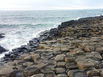 La Chaussée des Géants est inscrit au Patrimoine mondial de l'UNESCO. Elle est constituée de formations volcaniques. La Chaussée des Géants est inscrit au Patrimoine mondial de l'UNESCO. Elle est constituée de formations volcaniques.
