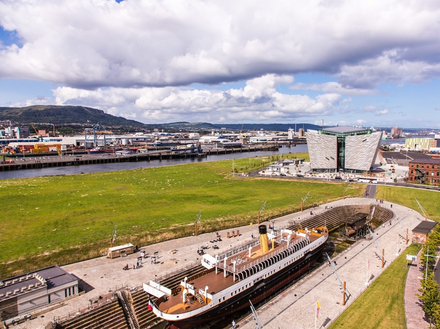 À la sortie du musée du Titanic Belfast, une reconstruction du paquebot située dans les docklands de Belfast est notamment ouverte aux visites. À la sortie du musée du Titanic Belfast, une reconstruction du paquebot située dans les docklands de Belfast est notamment ouverte aux visites.