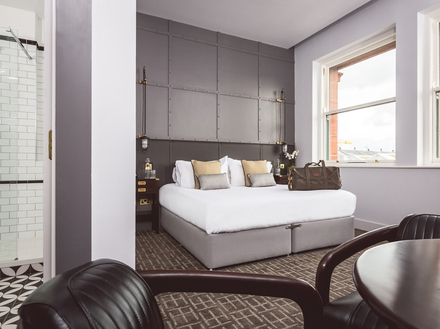 La décoration du luxueux établissement a été imaginée afin de faire écho à l'histoire et à l'apparence du tristement célèbre paquebot.  La décoration du luxueux établissement a été imaginée afin de faire écho à l'histoire et à l'apparence du tristement célèbre paquebot.