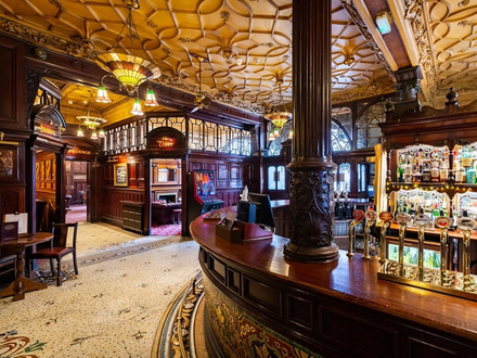 The Crown Liquor Saloon a gardé son architecture emblématique au style victorien avec ses vitraux et son bois sculpté. The Crown Liquor Saloon a gardé son architecture emblématique au style victorien avec ses vitraux et son bois sculpté.