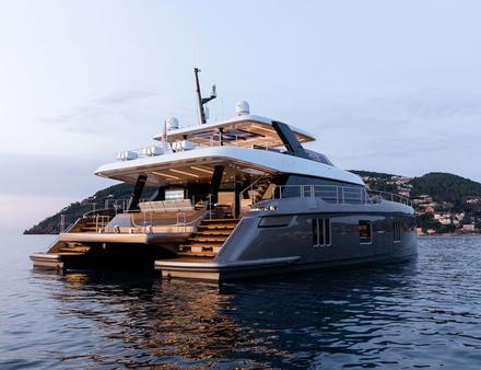 A l'arrière, on retrouve un vaste garage pouvant accueillir un dinghy et de nombreux jouets nautiques. Au-dessus, un pont couvert avec banquettes et tables. Nautisme Article