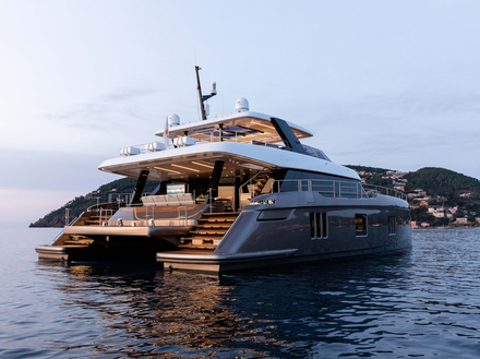 A l'arrière, on retrouve un vaste garage pouvant accueillir un dinghy et de nombreux jouets nautiques. Au-dessus, un pont couvert avec banquettes et tables. Nautisme Article