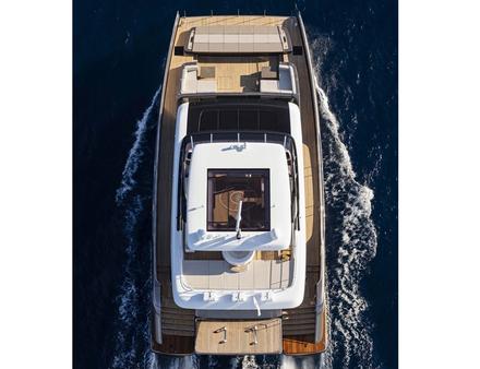 Le 80 Sunreef Power possède une seconde terrasse à l'avant du bateau, située dans la continuité du salon intérieur. Nautisme Article