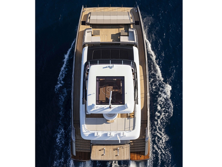 Le 80 Sunreef Power possède une seconde terrasse à l'avant du bateau, située dans la continuité du salon intérieur. Nautisme Article