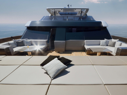 Le flybridge du yacht se dote d'un jacuzzi, un bar et des grands bains de soleil. Nautisme Article