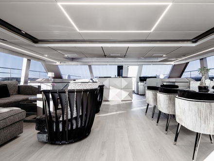 Le poste de pilotage se trouve dans le salon pour pouvoir contrôler la navigation tout en profitant du confort à bord. 