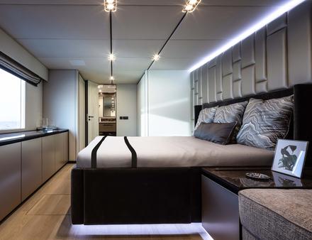 Le superyacht est aménagé en 3 cabines avec notamment une somptueuse suite propriétaire. Nautisme Article