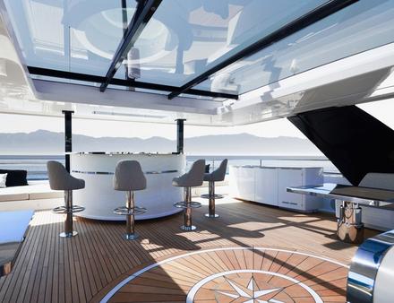 Fabriqué en Pologne, ce catamaran est équipé d'un très grand flybridge avec de nombreuses possibilités de personnalisation : jacuzzi, bar, bains de soleil... Nautisme Article