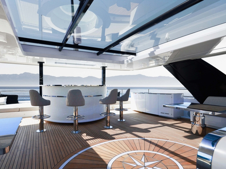Fabriqué en Pologne, ce catamaran est équipé d'un très grand flybridge avec de nombreuses possibilités de personnalisation : jacuzzi, bar, bains de soleil... Nautisme Article