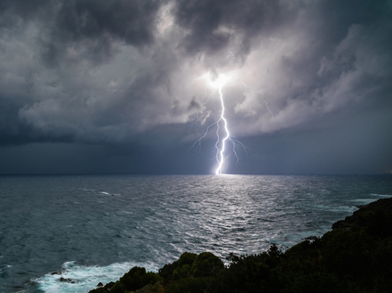 Associées à la circulation de petites dépressions, cela produit un fort contraste de températures susceptible de générer de violents orages, surtout entre octobre et novembre.