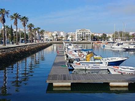 La Marina Parque de Nacoes (parc des Nations), est idéale pour la plaisance avec ses 600 postes d'amarrage et de nombreux équipements.  La Marina Parque de Nacoes (parc des Nations), est idéale pour la plaisance avec ses 600 postes d'amarrage et de nombreux équipements.