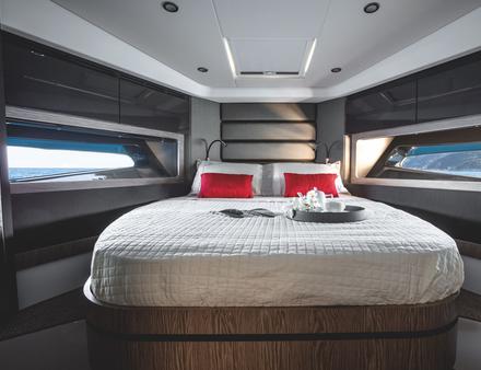Ambiance cosy pour la cabine propriétaire du nouveau 45'. Elle est située à l'avant du bateau et dispose d'une salle d'eau avec accès direct. Nautisme Article