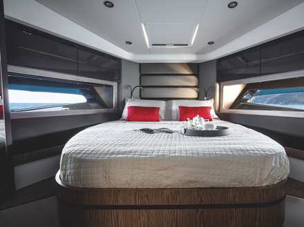 Ambiance cosy pour la cabine propriétaire du nouveau 45'. Elle est située à l'avant du bateau et dispose d'une salle d'eau avec accès direct. Nautisme Article
