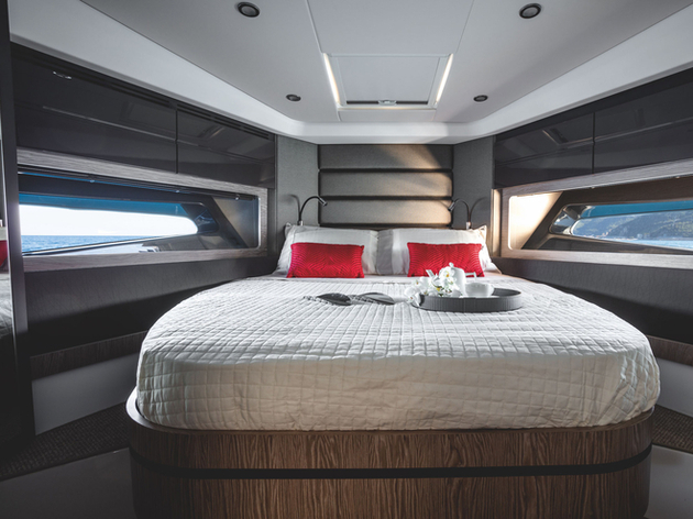 Ambiance cosy pour la cabine propriétaire du nouveau 45'. Elle est située à l'avant du bateau et dispose d'une salle d'eau avec accès direct. Nautisme Article