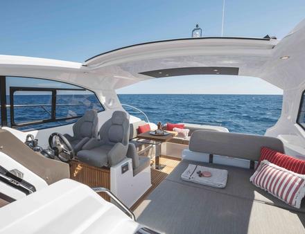 Cet open-cruiser embarque un système de hard-top électrique qui se découvre complètement pour naviguer ou lézarder au mouillage. Nautisme Article