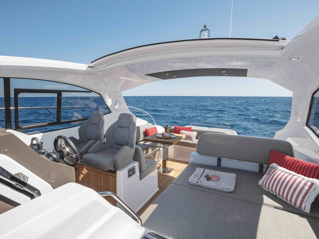 Cet open-cruiser embarque un système de hard-top électrique qui se découvre complètement pour naviguer ou lézarder au mouillage. Nautisme Article