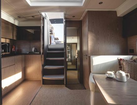En contrebas, le carré principal est un modèle de genre en terme d'espace et de décoration avec de belles boiseries et autres vaigrages de qualité. Nautisme Article