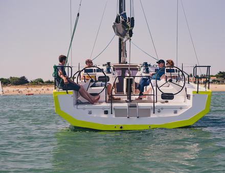 Depuis les deux barres à roues on a, en toutes circonstances, une parfaite vision sur les voiles et sur le plan d?eau. Nautisme Article