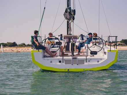 Depuis les deux barres à roues on a, en toutes circonstances, une parfaite vision sur les voiles et sur le plan d?eau. Depuis les deux barres à roues on a, en toutes circonstances, une parfaite vision sur les voiles et sur le plan d?eau.