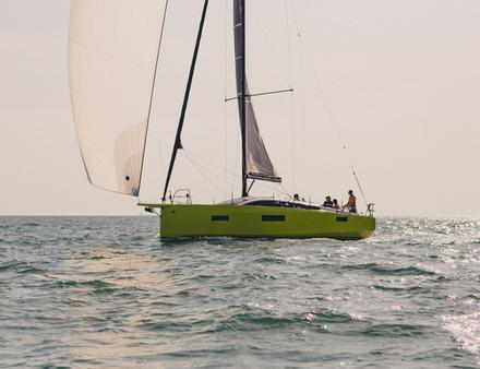 Proche du vent, on sent tout le bénéfice de la carène qui donne raideur et stabilité au bateau... Nautisme Article