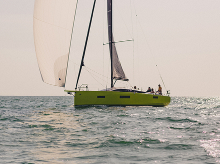 Proche du vent, on sent tout le bénéfice de la carène qui donne raideur et stabilité au bateau... Proche du vent, on sent tout le bénéfice de la carène qui donne raideur et stabilité au bateau...