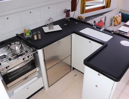 Le voilier tricolore propose une grande cuisine et un carré en U sur bâbord. Idéal en mode croisière. Nautisme Article