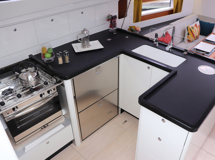 Le voilier tricolore propose une grande cuisine et un carré en U sur bâbord. Idéal en mode croisière. Le voilier tricolore propose une grande cuisine et un carré en U sur bâbord. Idéal en mode croisière.